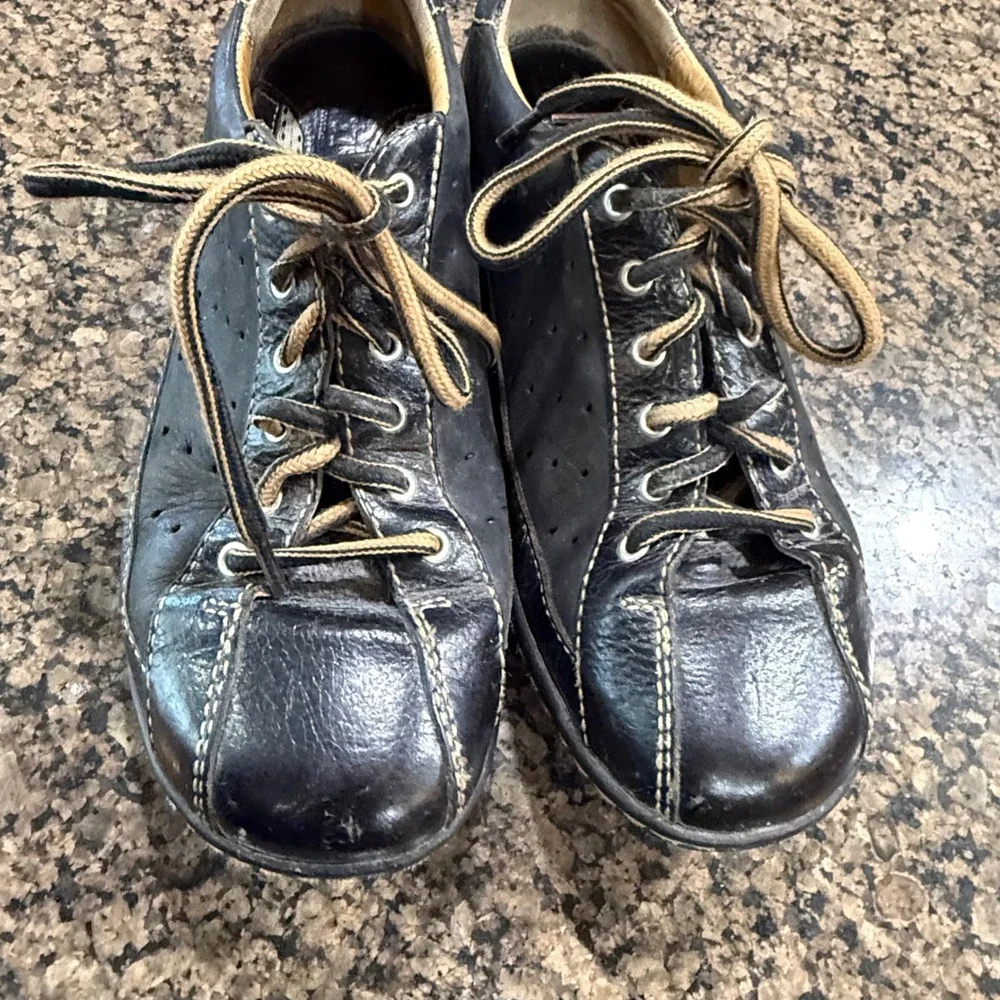 Born Black Leather Lace Up Comfort Flats Shoes Contrast Stitch Perforated Sz 7